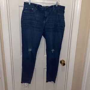 Distressed cropped jeans